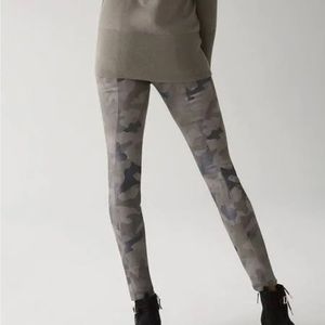 White House Black Market Camo-Print WHBM Runway Leggings - NEW (Size 00 Regular)